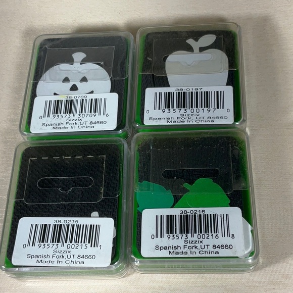 Sizzix Bundle of 4 Green dies - Jack O Lantern, Apple, Leaf #1 & Leaf #2 Tiny - Picture 2 of 7